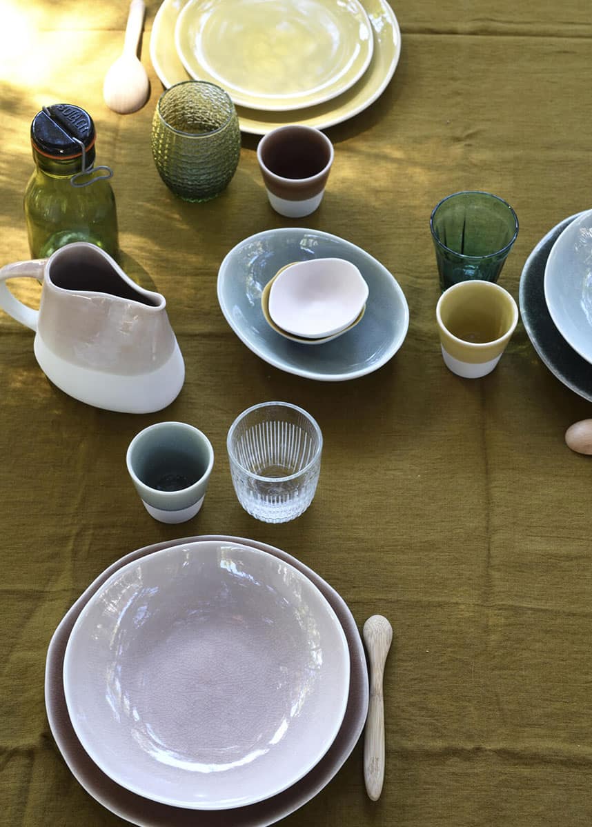 Table dréssée avec la collection en grés Maguelone Jars 